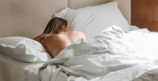 Что происходит с телом, когда вы спите обнаженной?