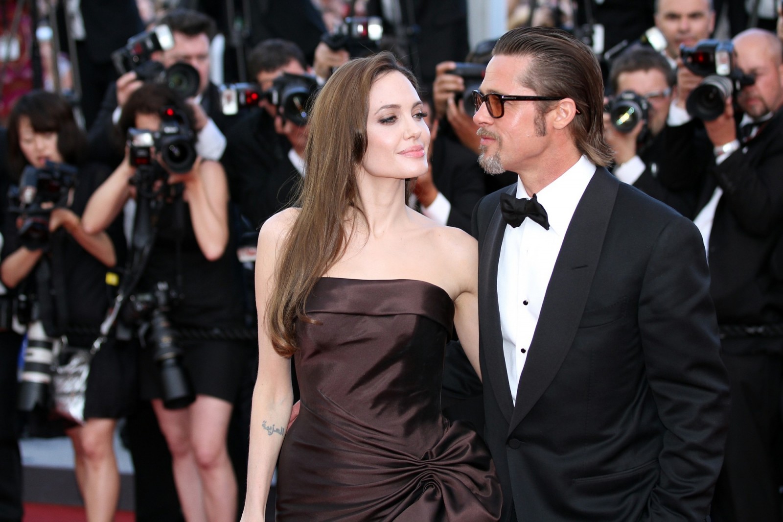 Анджелина Джоли подает в суд на Брэда Питта за домашнее насилие