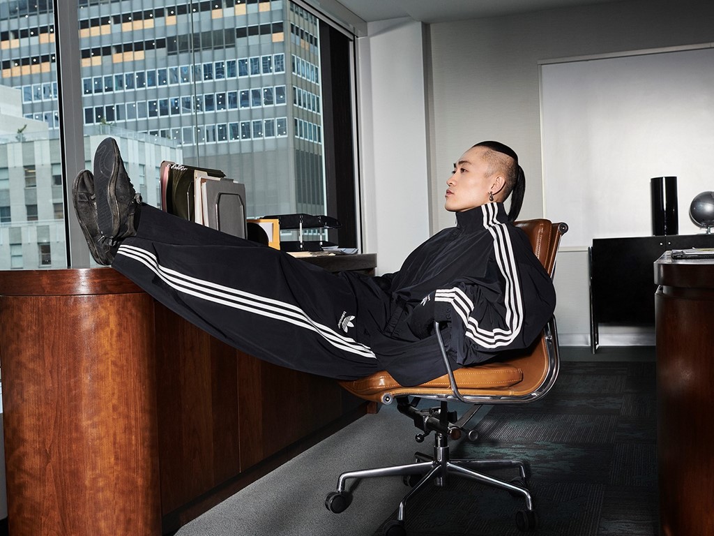 Четкий офисный работник: как выглядит коллаборация Balenciaga x Adidas