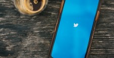 Сотрудники Twitter начали массово увольняться после ультиматума Маска