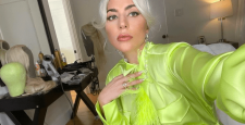 Видео дня: Леди Гага не умеет пользоваться бумерангом и это выглядит мило