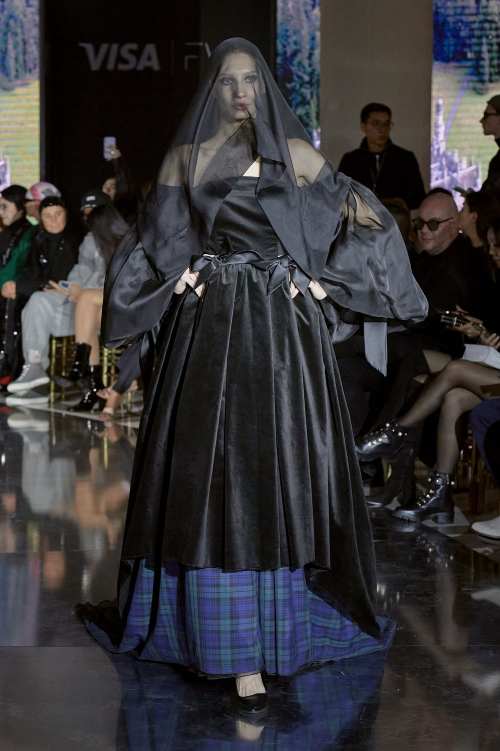 Тартан, кристаллы, перья: чем удивили казахстанские и зарубежные дизайнеры на Visa Fashion Week