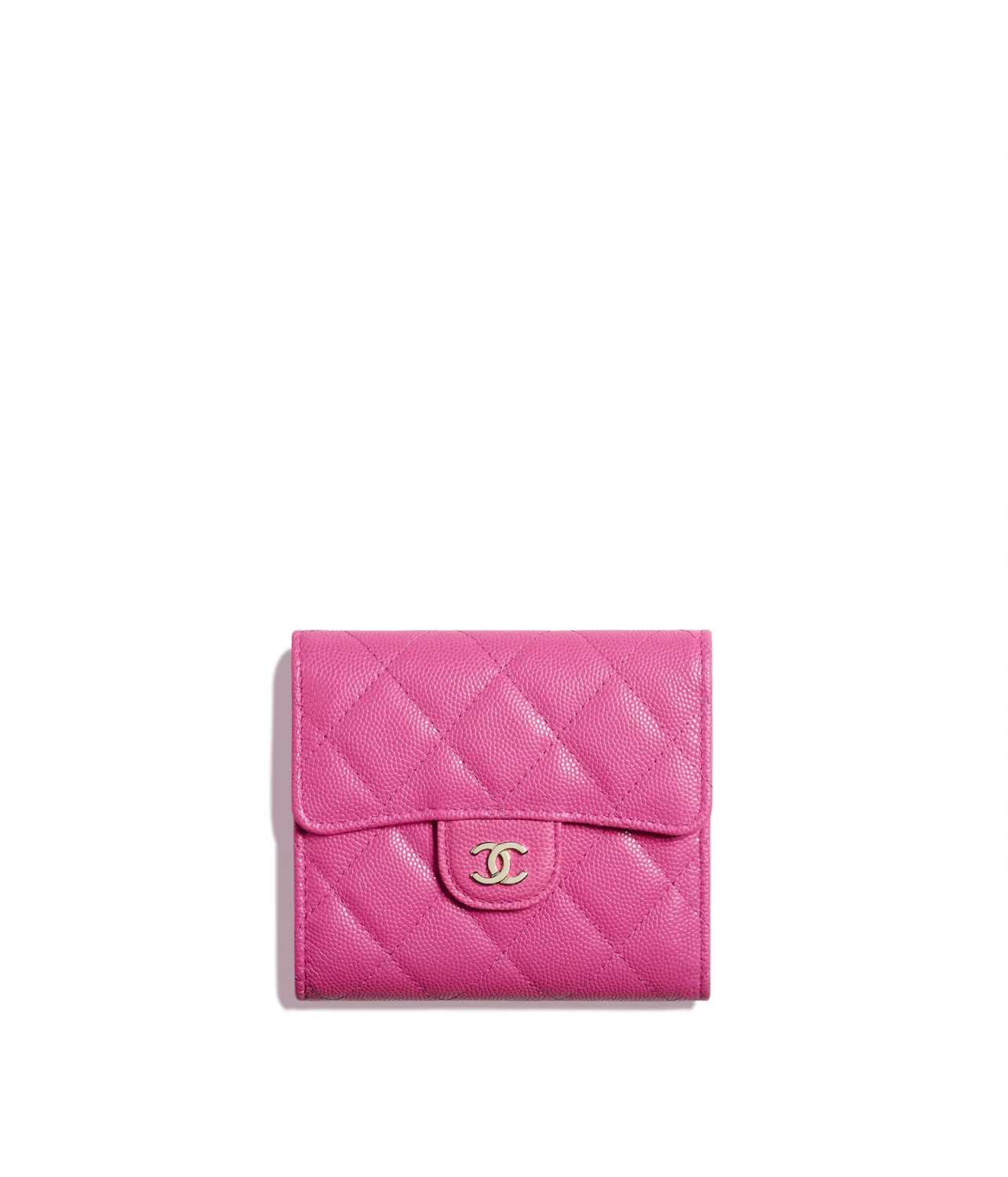 Блогер-кожевенник разрезал кошелек Chanel за 570 тысяч тенге, чтобы узнать его себестоимость