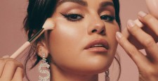 Снимает макияж дорогой сывороткой и бьюти-блендером: Селена Гомес удивила поклонников необычным уходом за кожей