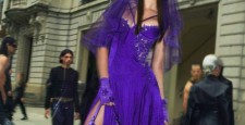 Гладкие волосы, низкая талия: Эмили Ратаковски снялась в кампании Versace SS2023 