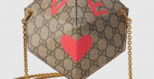 Желанная валентинка: 12 стильных сумок в форме сердца  