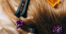Новый лайфхак из TikTok: как скрыть грязные волосы без мытья и сухого шампуня
