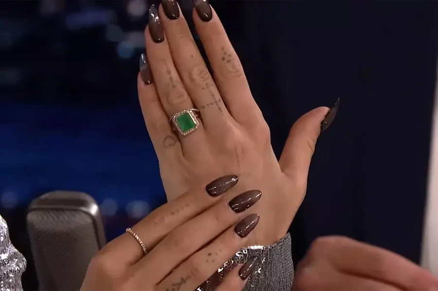 Рита Ора показывает помолвочное кольцо 