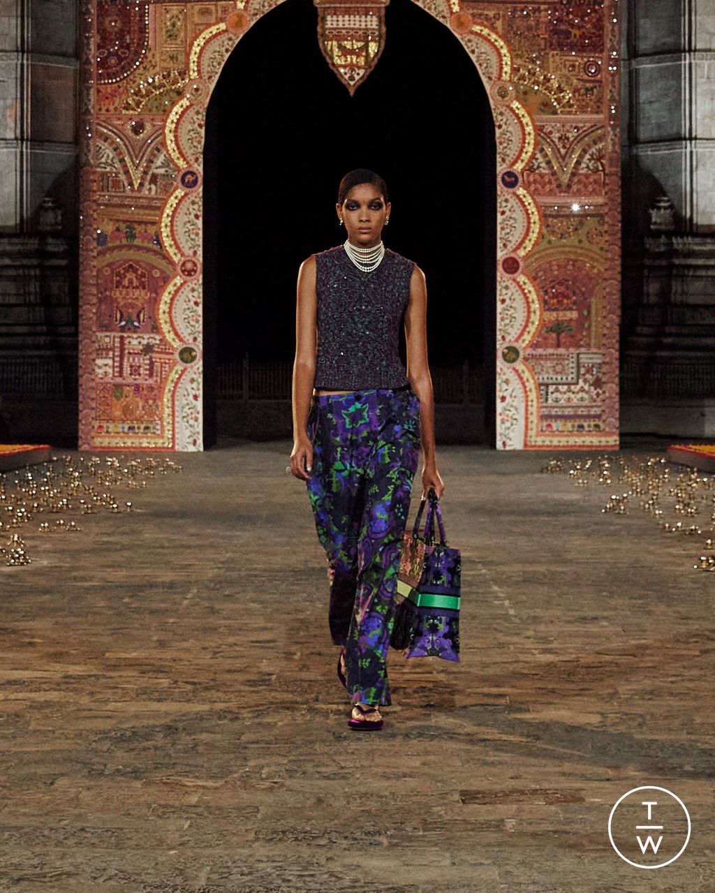 Искусная вышивка и буйство цвета: Dior представил новую коллекцию в Мумбаи