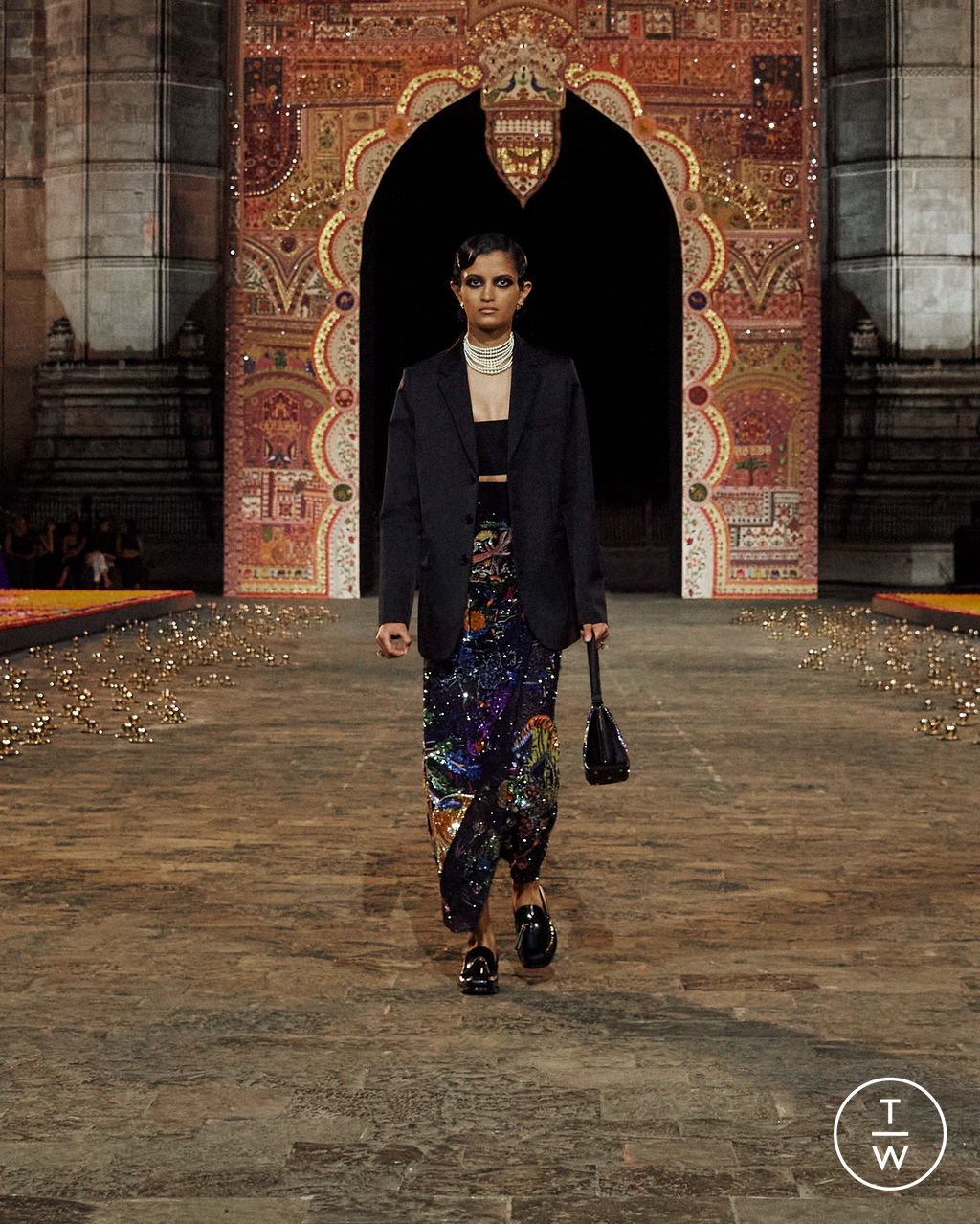 Искусная вышивка и буйство цвета: Dior представил новую коллекцию в Мумбаи