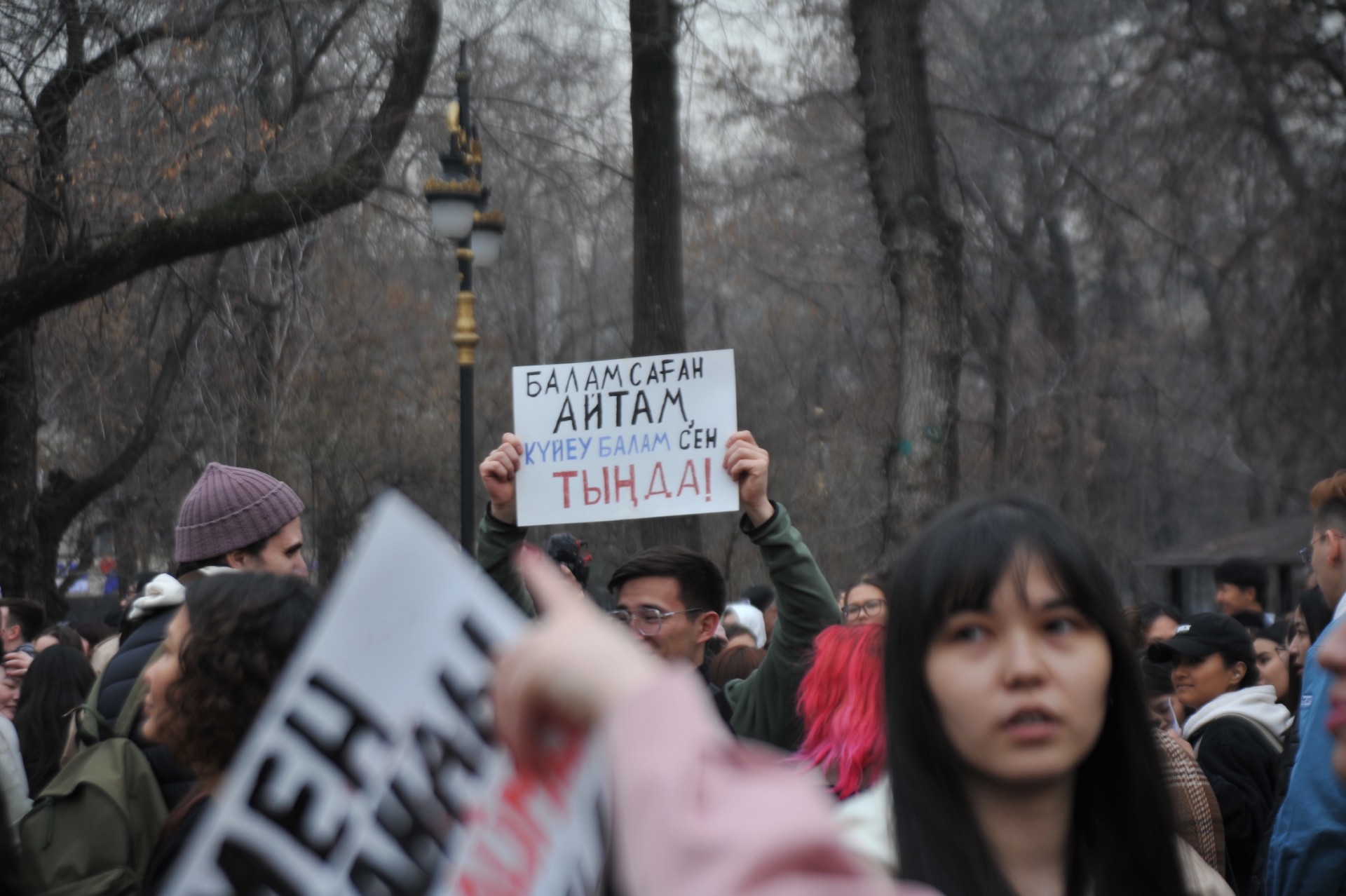 Фоторепортаж Elle: как прошел феминистский митинг в Алматы