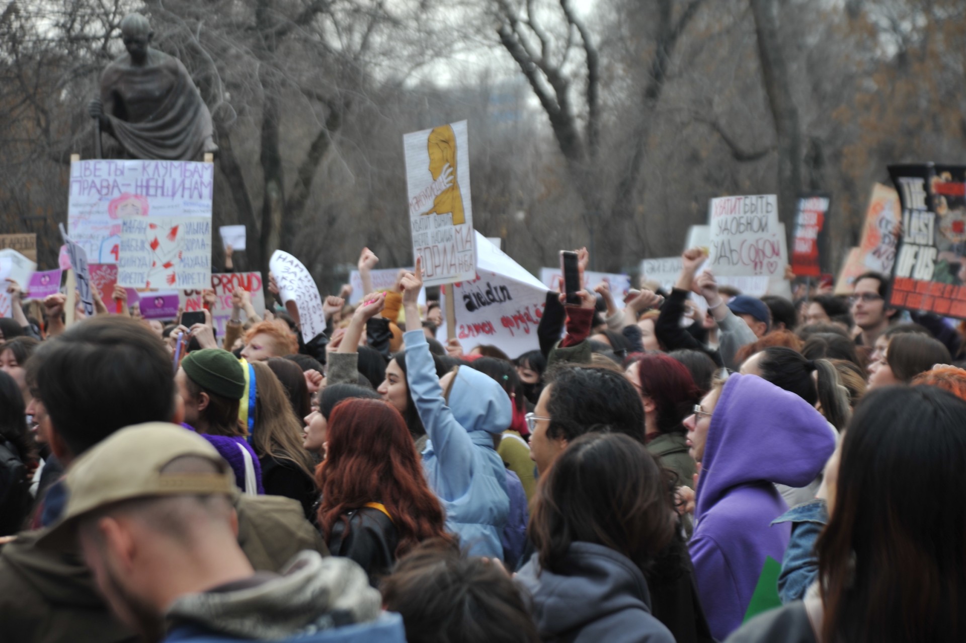 Фоторепортаж Elle: как прошел феминистский митинг в Алматы