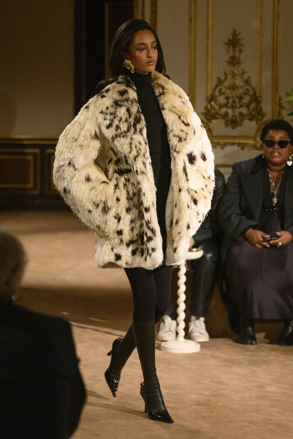 Серьги-молотки, рыбные мотивы и винтажная пряжа на Неделе моды в Париже