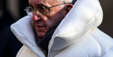 Это надо видеть: нейросеть одела папу римского в пуховики Balenciaga