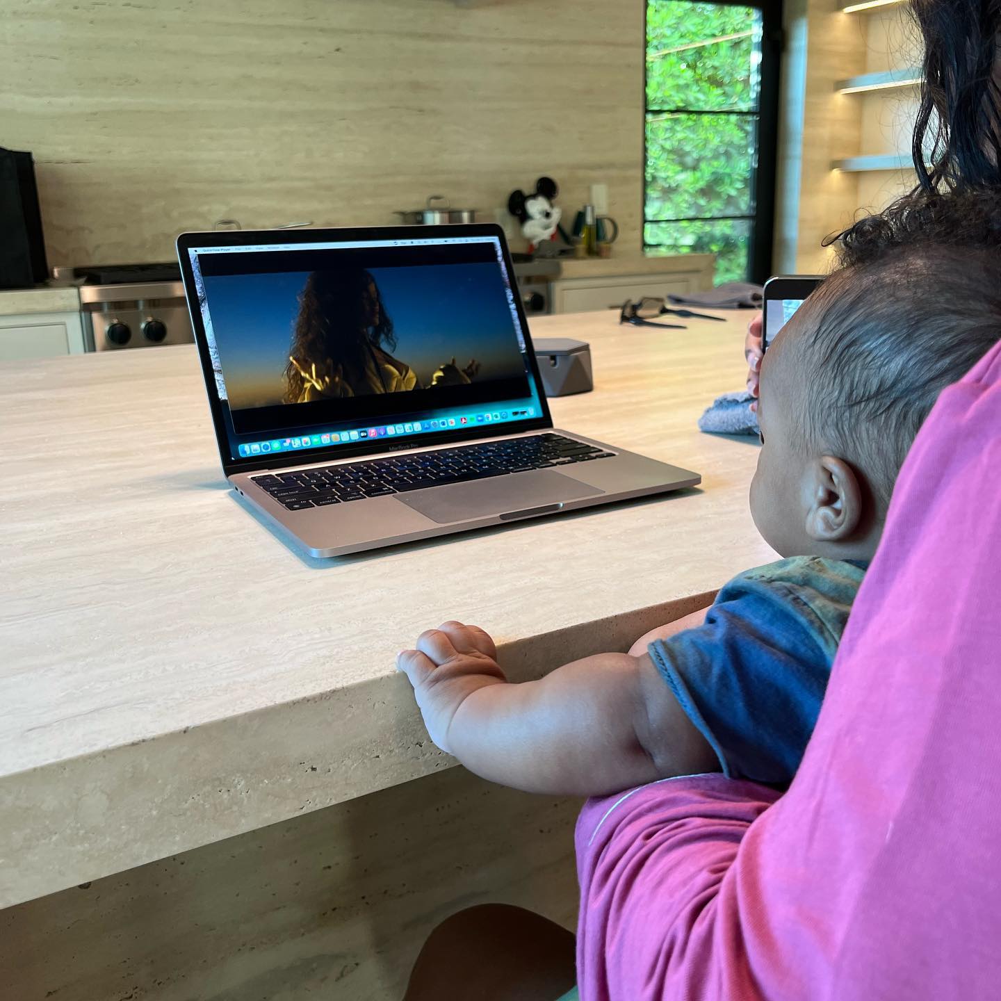 Настоящий мамский контент: Рианна поделилась редким видео с подросшим сыном