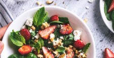 Витаминный бум: 5 простых рецептов салатов от авторов TikTok