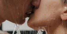 Что такое «радужный поцелуй» — самый противный и небезопасный секс-тренд