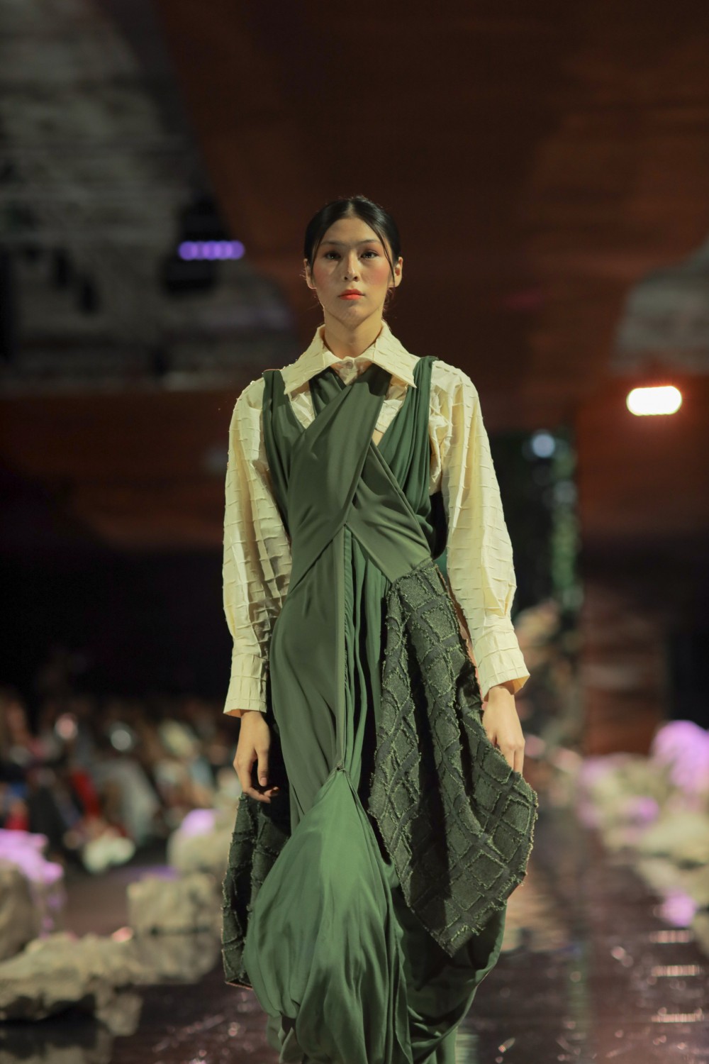 Платье мечты, номадизм и mermaidcore: как прошел первый день показов Visa Fashion Week Almaty 