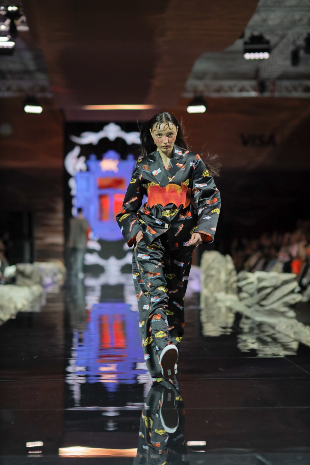 Информационный шум, воспоминания из детства и новый офисный дресс-код: чем запомнился второй день Visa Fashion Week Almaty