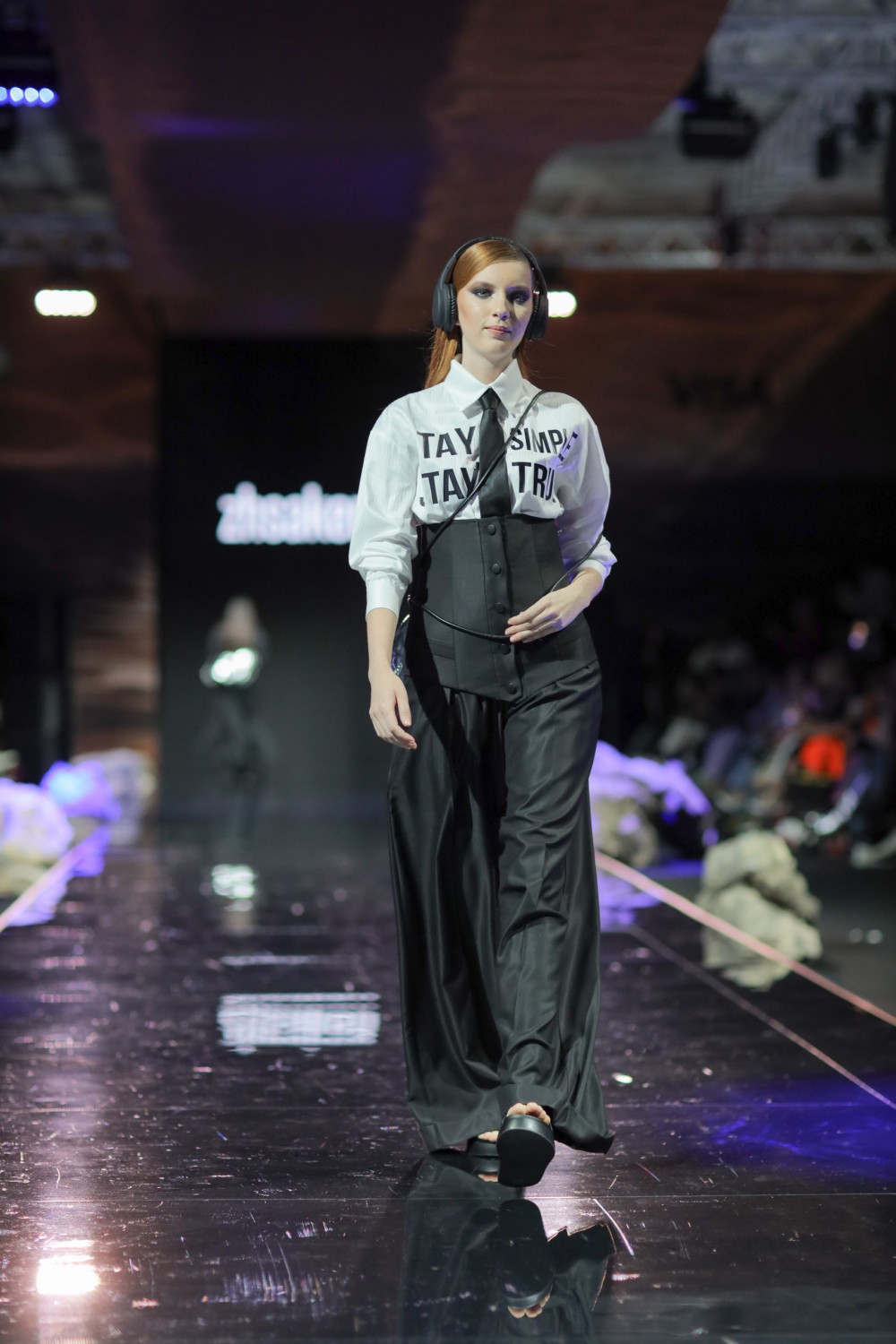 Информационный шум, воспоминания из детства и новый офисный дресс-код: чем запомнился второй день Visa Fashion Week Almaty