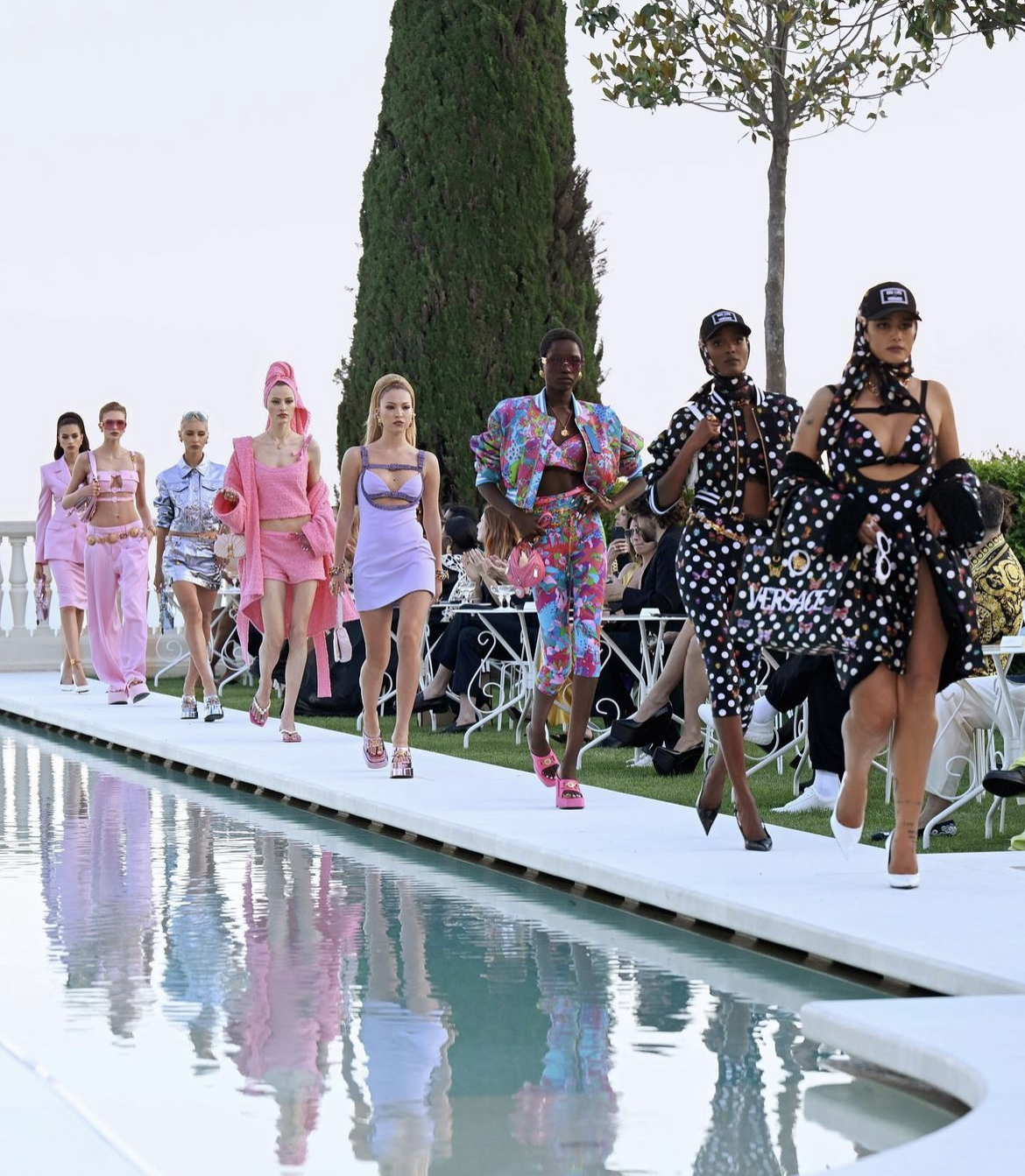 Versace La Vacanza: как прошел показ круизной коллекции Дуа Липы и Донателлы Версаче 