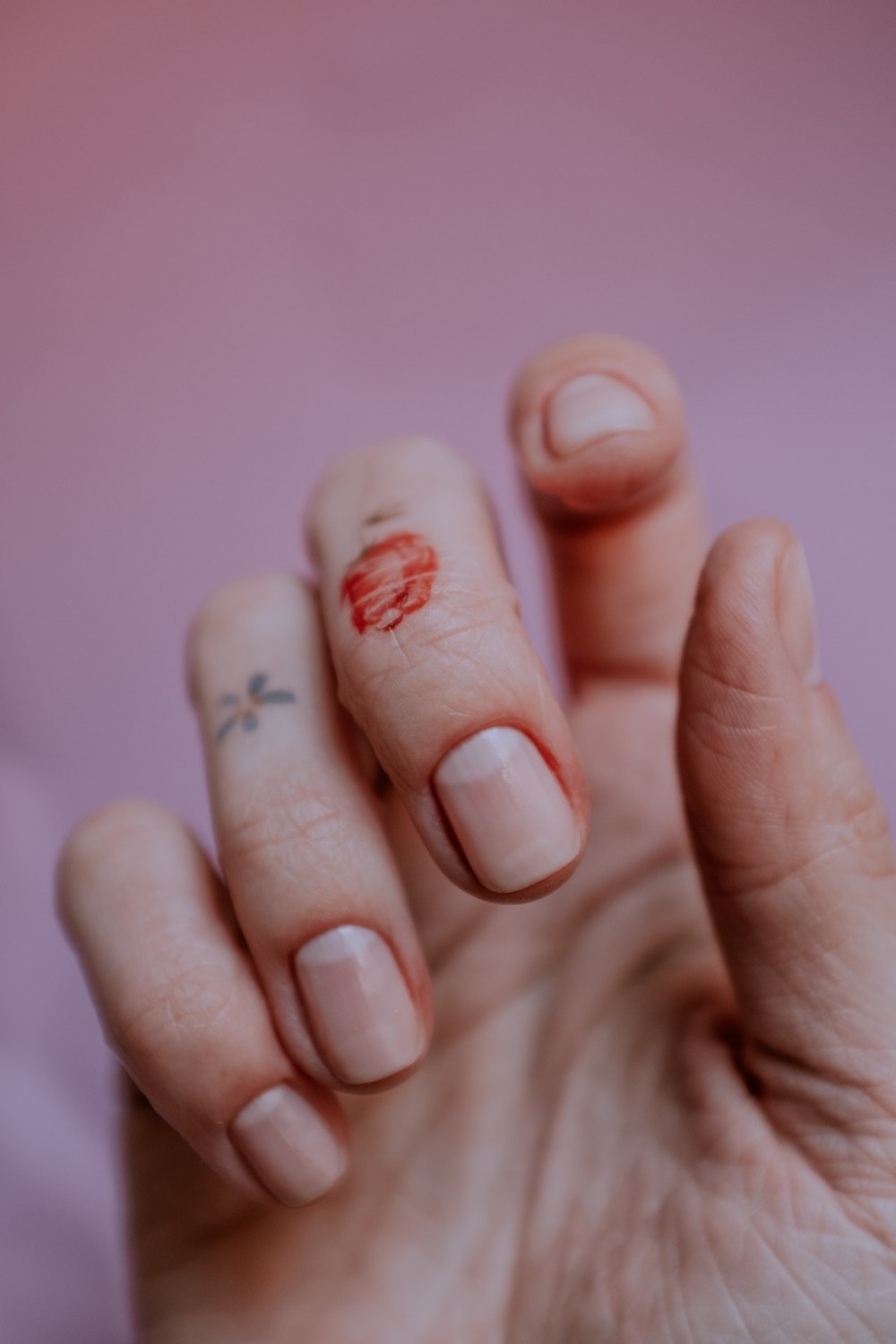 Что цвет и форма ногтей говорят о твоем здоровье