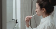 Почему чистить зубы в душе — плохая идея