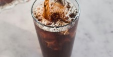 Охлаждаемся: 5 рецептов кофе со льдом