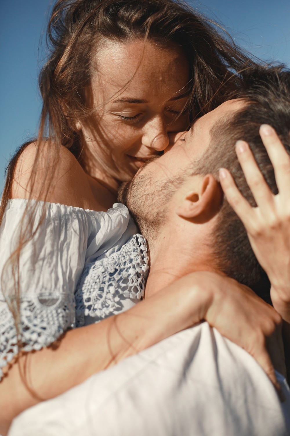 Как защитить свою кожу после поцелуев, если у парня щетина?