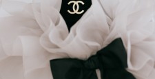 Французский шик, соломенные корзинки и камелии в кутюрной коллекции Chanel