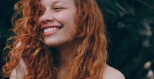 Новый лайфхак из TikTok для белоснежной улыбки — но безопасно ли это?