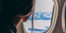 Почему в самолете волосы жирнеют быстрее?