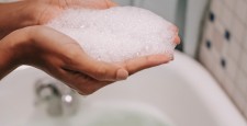 Можно ли мыть тело шампунем? Отвечает дерматолог