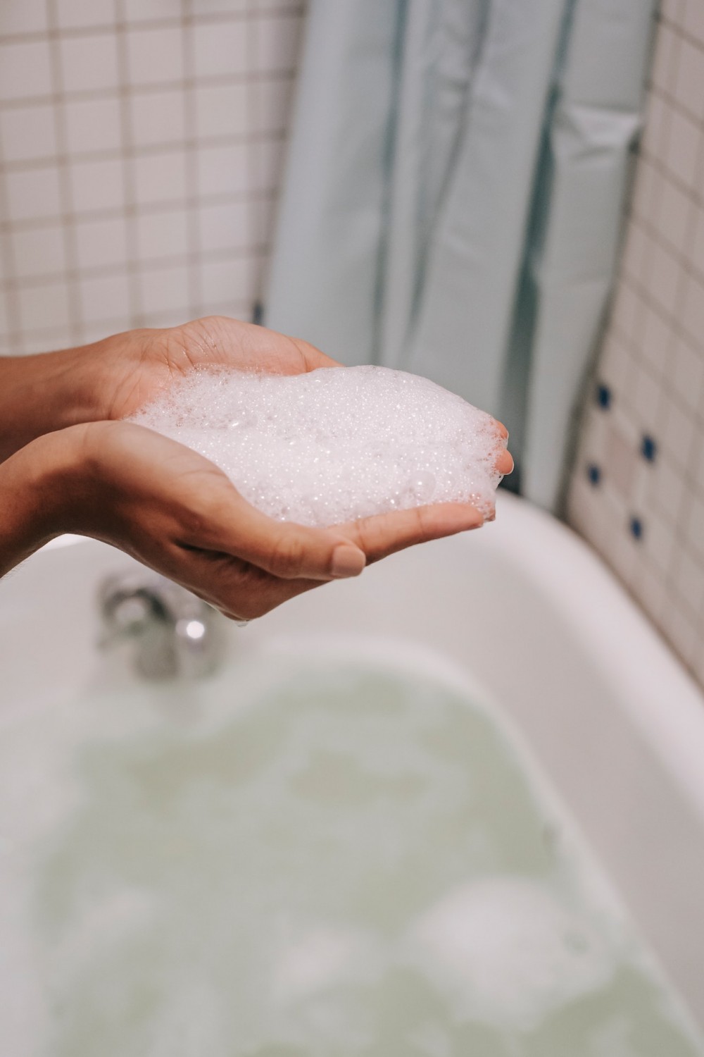 Можно ли мыть тело шампунем? Отвечает дерматолог