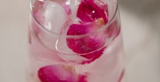 3 причины начать пить розовую воду уже сейчас