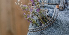 Почему надевать колготки под джинсы — плохая идея?