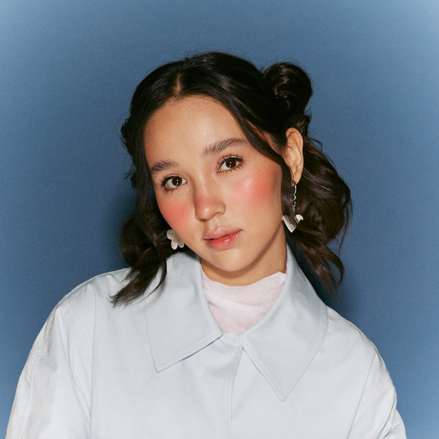 Ayau дебюттік альбомның алғашқы синглін ұсынды 
