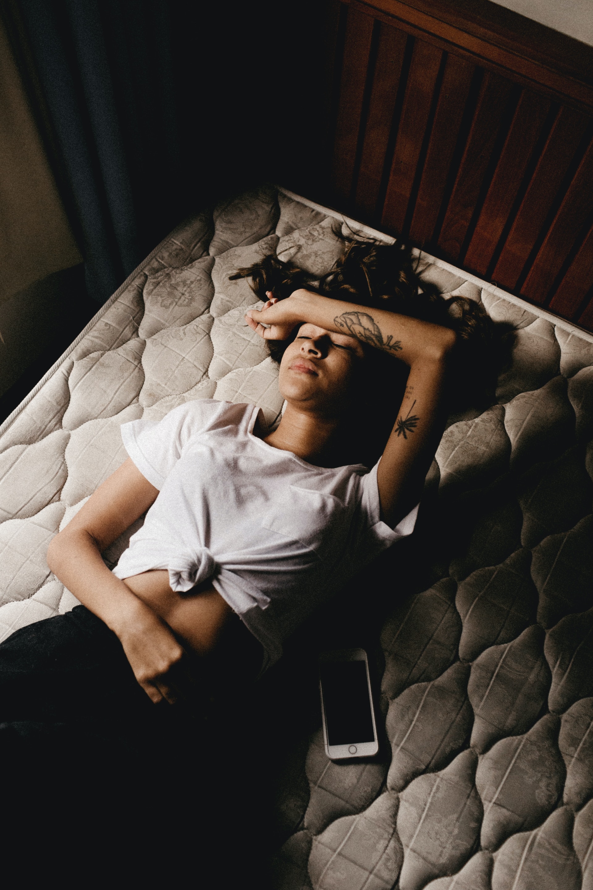 Вредно ли спать с телефоном под подушкой?