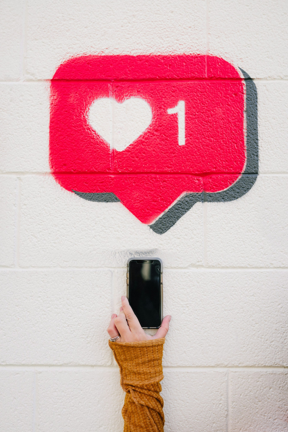 Автоматы с мороженым, безлимитный кофе: как выглядит офис Instagram изнутри