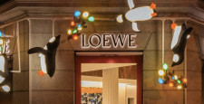 Loewe представил новую модель сумки в виде пингвина 