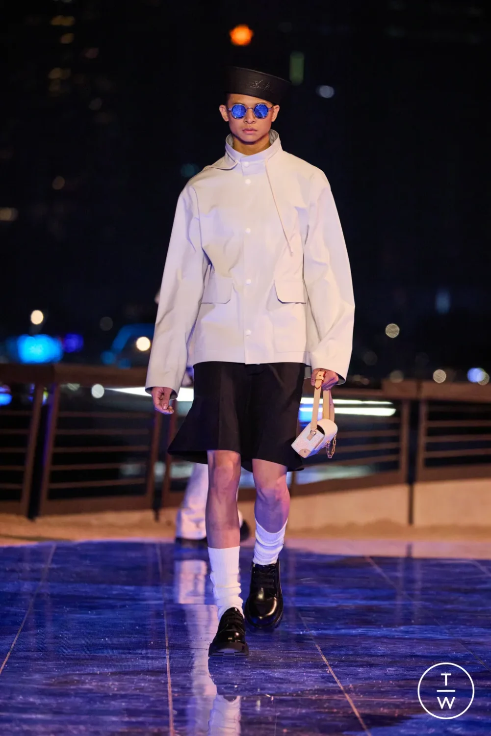 Денди на курорте, серферы и матросы на мужском показе Louis Vuitton Pre-Fall '24