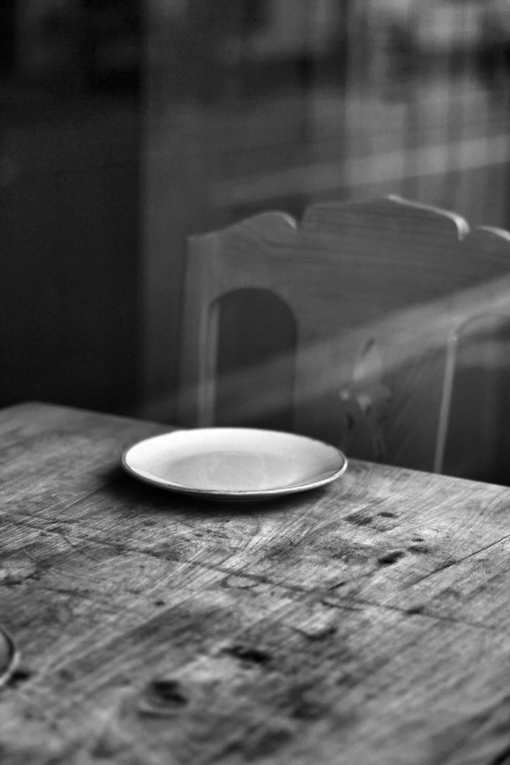 Тарелка на столе, эффект уставшей тарелки