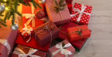 Унитаз, головка сыра, конь: оригинальные подарки, которые звезды получали и дарили на Рождество
