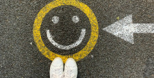 Исследование: в каком возрасте люди достигают максимального счастья?
