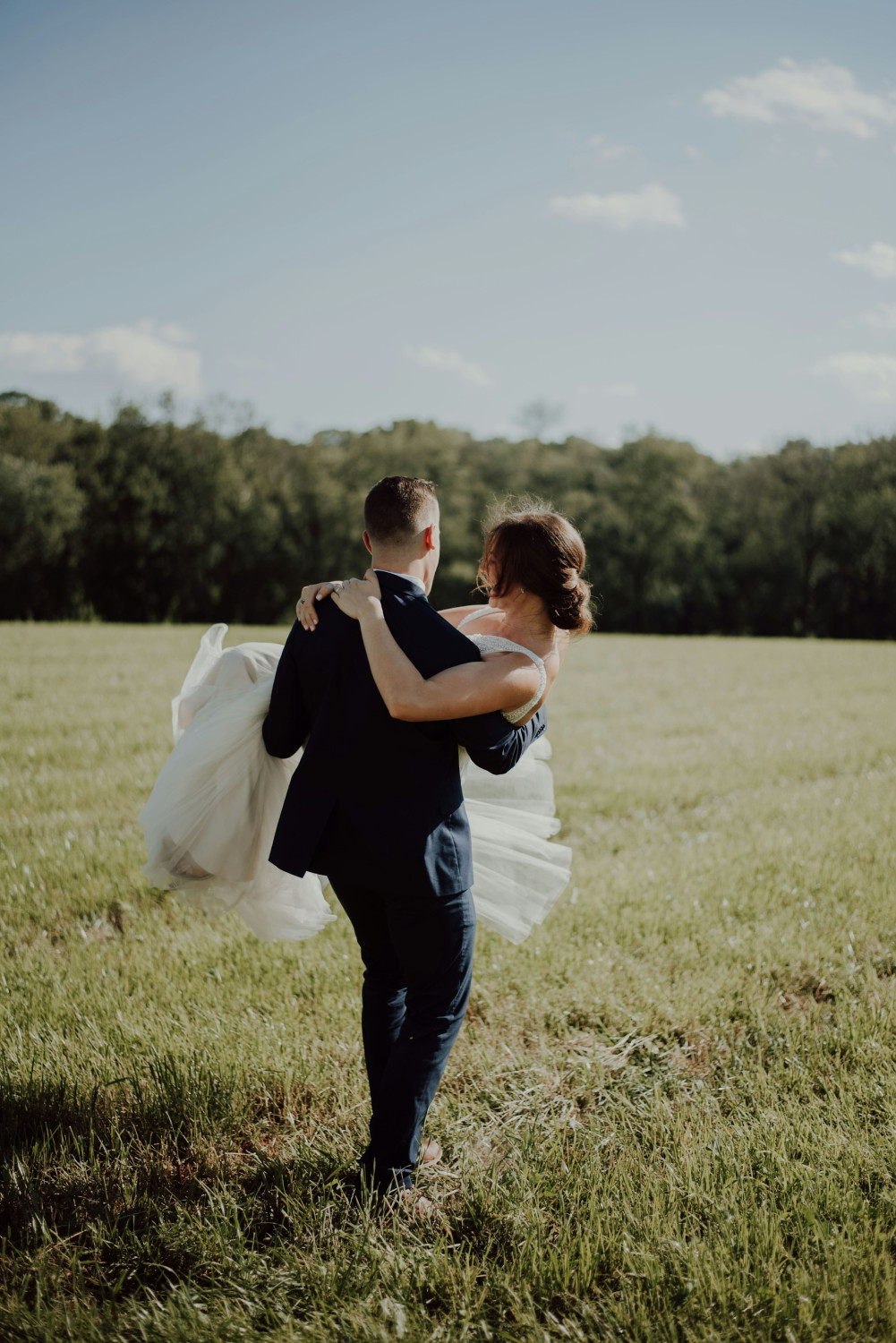 Свадьба, парень и девушка, стоимость свадьбы влияет на продолжительность брака