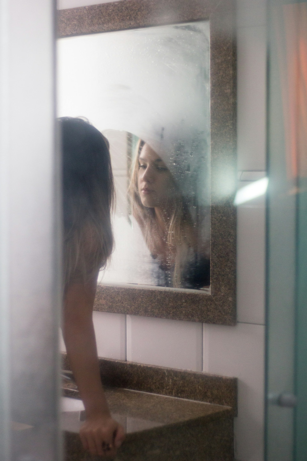 Девушка смотрит в зеркало, отражение в зеркале, девушка в ванной, перестать сравнивать себя