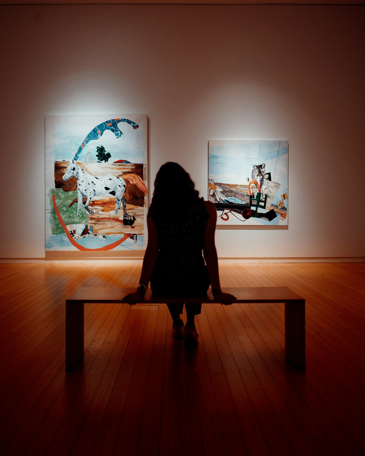 Девушка в галерее, картинная галерея, девушка смотрит на картины, искусство, поход в галерею помогает ментальному здоровью