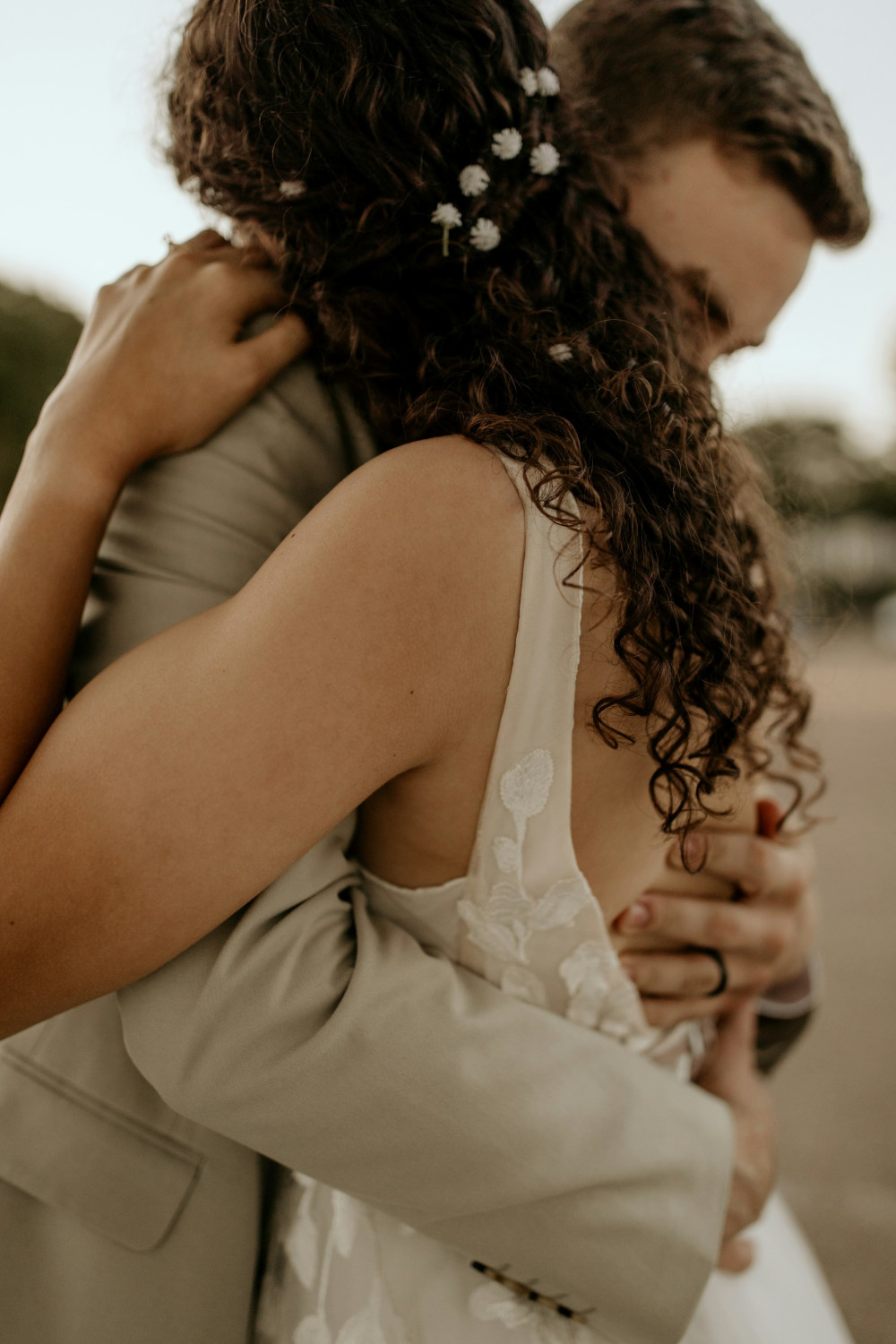 Язык брака, жених и невеста обнимаются