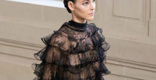 Нуар Valentino, вампиризм Mugler и этикетки Balenciaga на Неделе моды в Париже