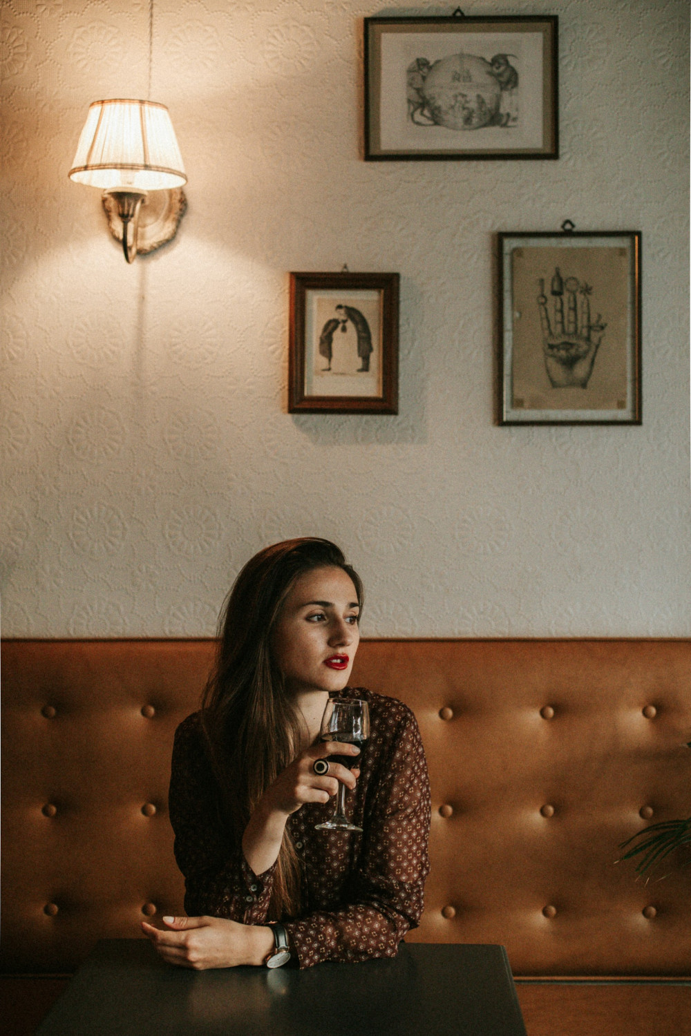 Девушка сидит в ресторане с бокалом вина и смотрит в сторону, мнение, заблуждение